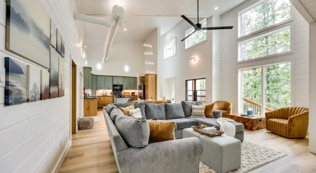 Коттедж Stunning Cabin w/ Hot Tub, 1 Mi to Broken Bow Lake