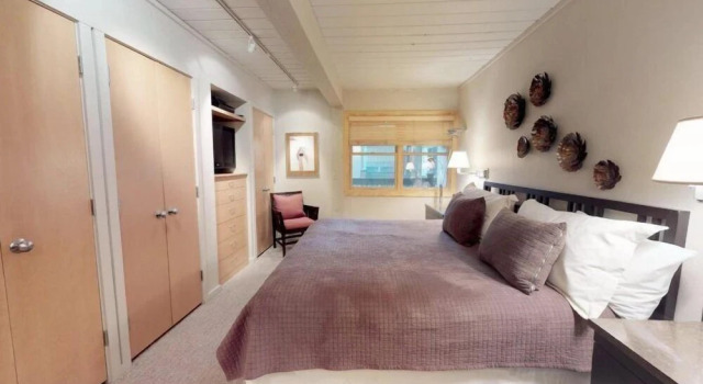 Contemporary 3 Bedroom Ski In, Ski Out Condo With Pool And Hot Tub In Snowmass Village, Забронировать Отель Сноумасс-Виллидж Горнолыжный курорт Аспен-Сноумас, рядом с Krabloonik Dogsled Rides