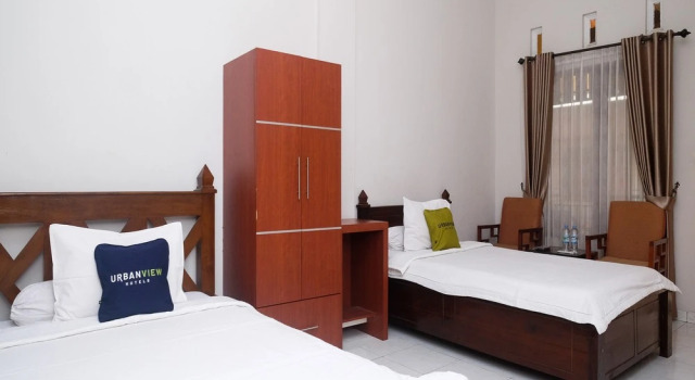 Deluxe Twin room Urbanview Syariah Wisma Wongso Borobudur