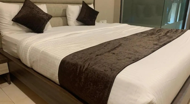 Кровать в общем номере Hotel Merakee - Near Dahisar Mira Road Mumbai