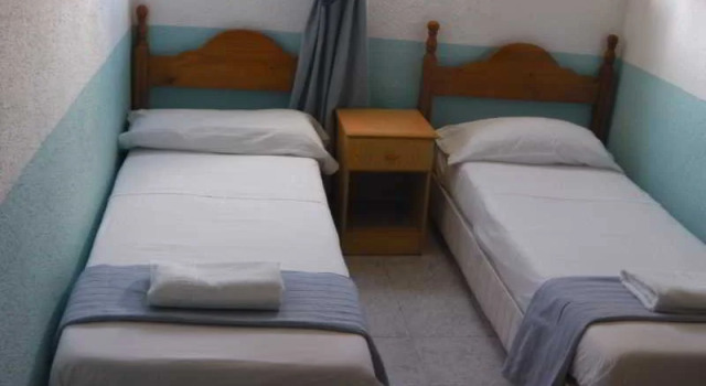 Pension Doña Lola, Забронировать Отель Торремолинос Коста-дель-Соль, рядом с Парафия Архангела Михаила