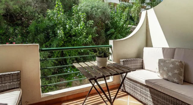 SAT1-walking distance to Puerto Banus