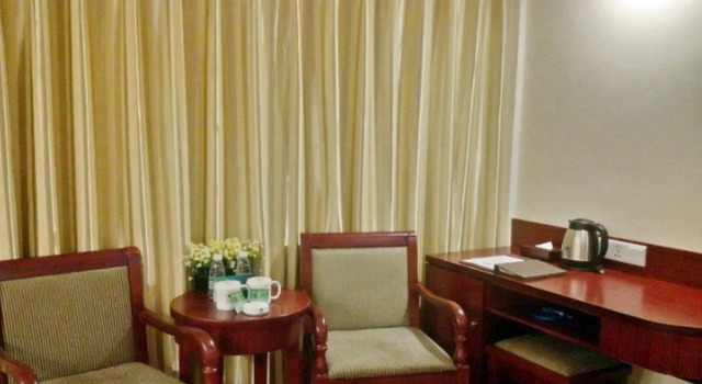 GreenTree Inn ShanDong ZiBo LinZi People Square Long-term Bus Station East Express Hotel, Prenota Hotel Hotel a Zibo con parcheggio, Parcheggio