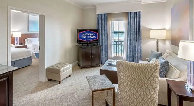 Четырёхместный люкс c 1 комнатой Hampton Inn & Suites South Park at Phillips Place