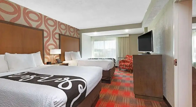 Четырёхместный люкс La Quinta Inn & Suites by Wyndham DC Metro Capital Beltway