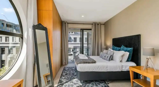 Enormous CBD 1BR Unit w/ Parking by Zodiak Stays, Забронировать Дом для отпуска Виллы Окленда, Вилла