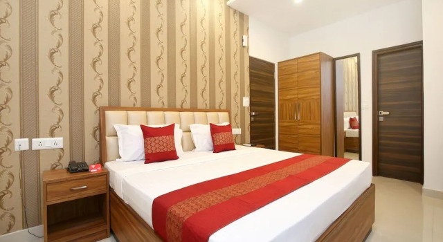 OYO 14392 Hotel Pearl wood