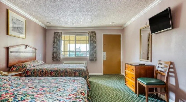 Кровать в общем номере Scottish Inns Whittier