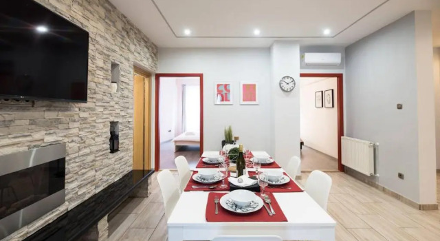 Апартаменты Ultra central large home with AC and balcony