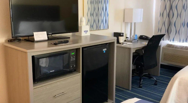 Номер Standard Days Inn by Wyndham Hinckley