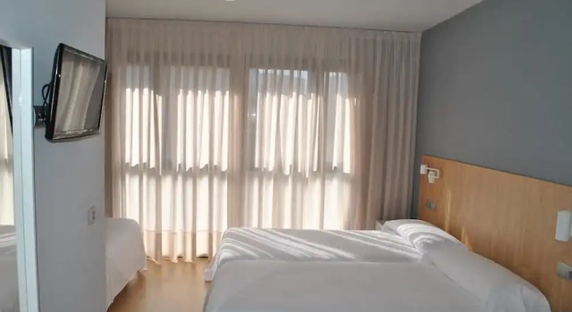 Confort triplă cameră Hostal Universitat Cervera