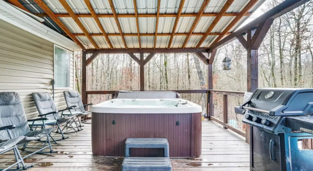 Pet-friendly Home w/ Deck in Broken Bow!, Boek Hotel Broken Bow Oklahoma