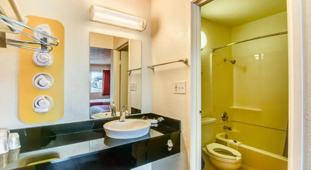 Четырёхместный номер Standard Motel 6-Stockton, CA - Charter Way West
