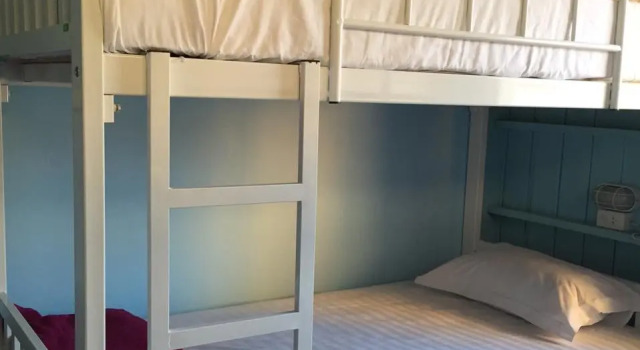 Кровать в общем номере the L Hua Hin