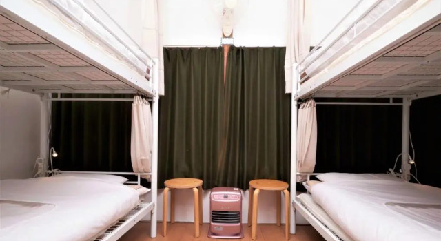Кровать в общем номере Nikko Guesthouse Sumica