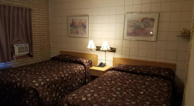 Четырёхместный номер Standard Safari Inn Motel