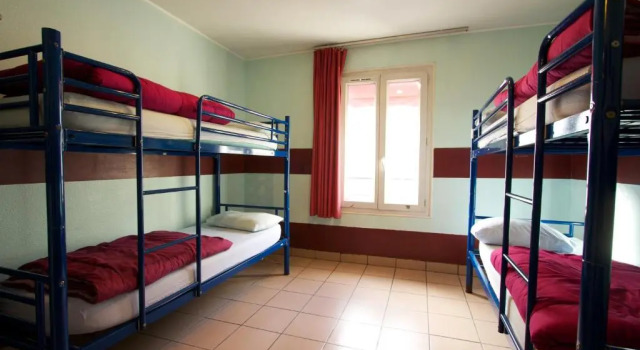 Кровать в общем номере Auberge Internationale des Jeunes