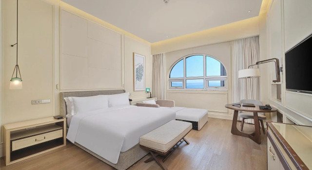 Номер Deluxe Hilton Dalian Golden Pebble Beach Resort