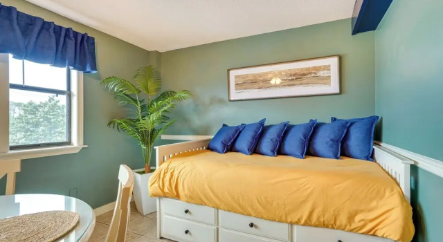 Charming Panama City Studio w/ Community Pool!, Book Lejlighed Hoteller i Lower Grand Lagoon med parkering, Parkering