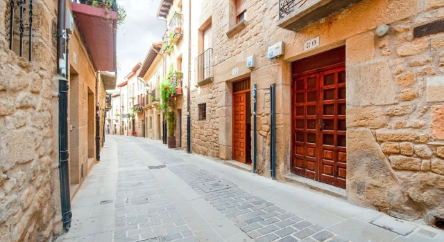 Gorgeous Holiday Home in Laguardia With Terrace, Rezerwuj Hotel Hotele w Baskonia z parkingiem, Parking