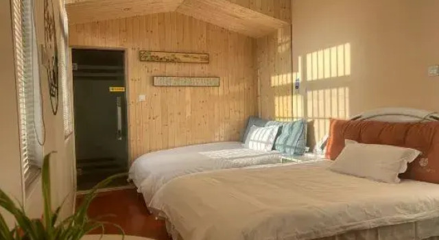Кровать в общем номере Yunlu Music Homestay (Zhujiajiao Scenic Area)