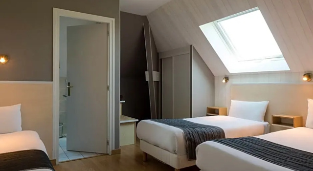 Четырёхместный номер Standard Logis Hôtel Restaurant Aux Maisons