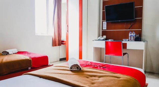 RedDoorz Plus @ AP Pettarani, Book Hotel Hotels in Sulawesi with Parking, Parking