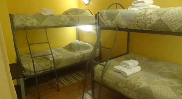 Кровать в общем номере Hostal Kirckir
