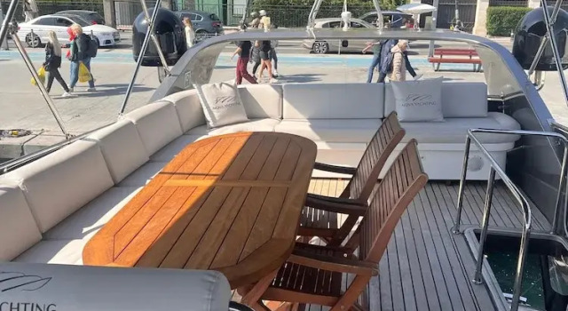 Komfortní Dvoulůžkový s manželskou postelí pokoj s balkonem a a výhledem na moře nova yachting