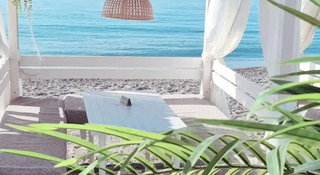 Апартаменты Seaside Stay With Pool