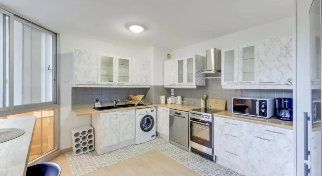 Апартаменты Chic And Spacious Apart with Parking