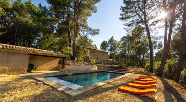 Коттедж Stunning panoramic views in Roussillon