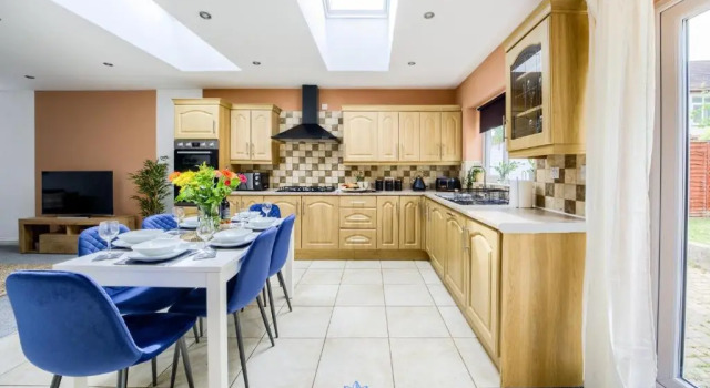 Коттедж Coventry Large Stylish 4 Bedroom House, Sleeps 8, Private Parking, by EMPOWER HOMES rates incl VAT