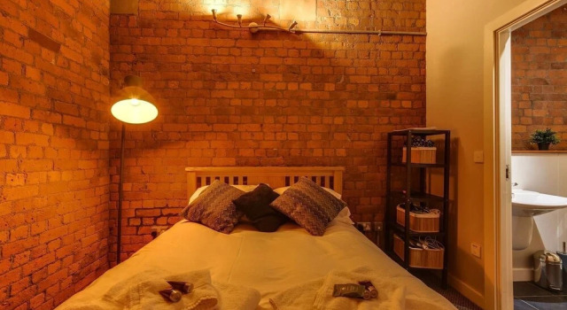 Beautiful 2BR Converted Industrial Mill, Забронировать Отель Отели Уорсли 4 звезды, 4*