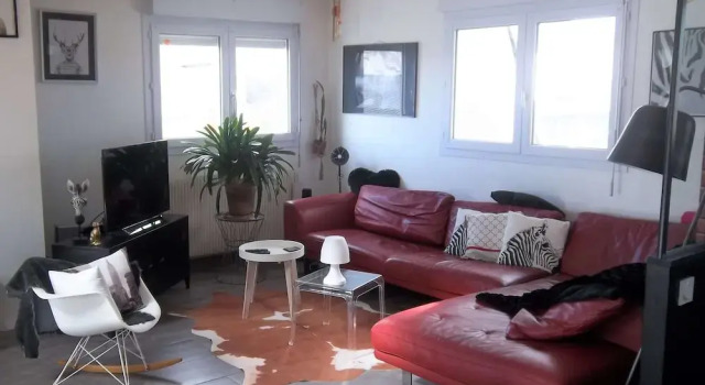 Коттедж Unusual duplex with garden