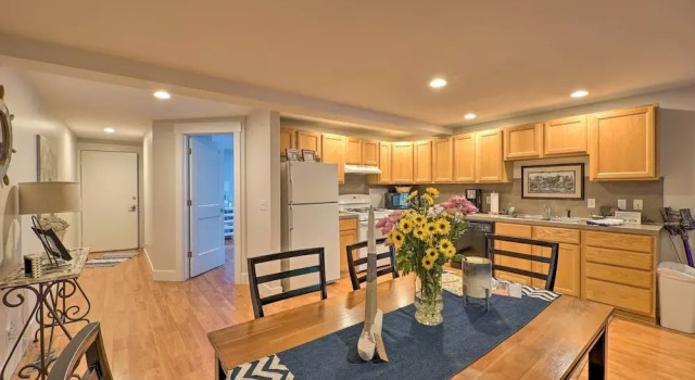Апартаменты с 2 комнатами с балконом Cute Grand Haven Apartment: Walk Downtown Streets!