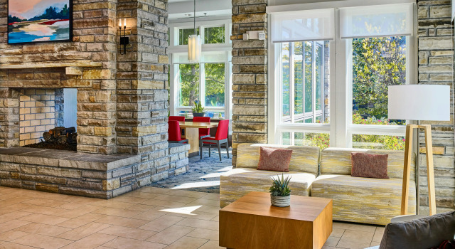 Hilton Garden Inn Pigeon Forge, Забронировать Отель Пиджен-Фордж Great Smoky Mountains National Park, рядом с Зеркальный лабиринт Hannah's Maze of Mirrors