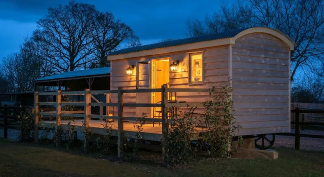 Hillside View Shepherds Hut - Ockeridge Rural Retreats, Забронировать Отель Вустер Вустершир