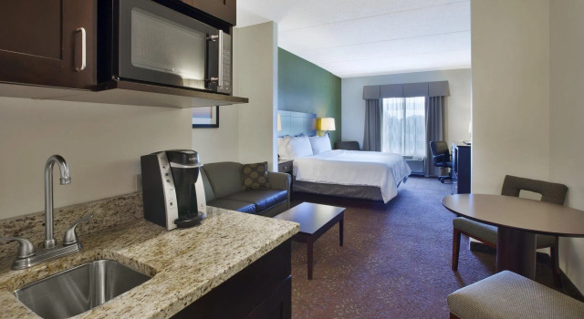 Двухместный люкс Holiday Inn Express & Suites Geneva Finger Lakes by IHG