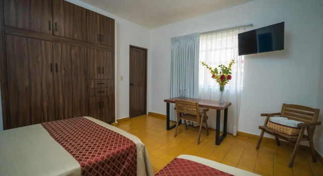 Семейный номер Standard с балконом и с видом на город Hotel Encino Malecón Centro Puerto Vallarta