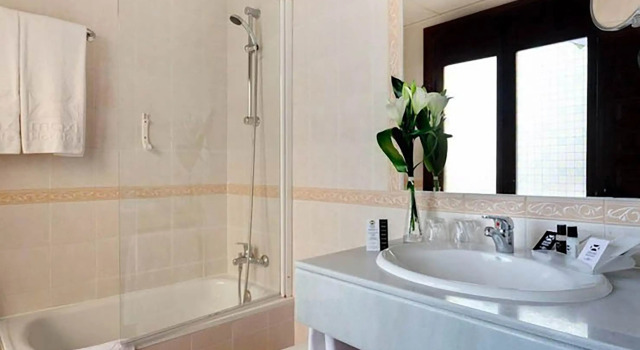 Трёхместный номер Standard Sercotel Toledo Imperial