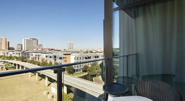 Люкс c 1 комнатой с видом на канал Hotel Indigo Irving Las Colinas by IHG