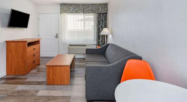 Howard Johnson Suites by Wyndham San Diego Chula Vista/BayFt