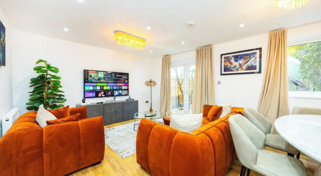 Modern 3 Bedroom House in  Stratford