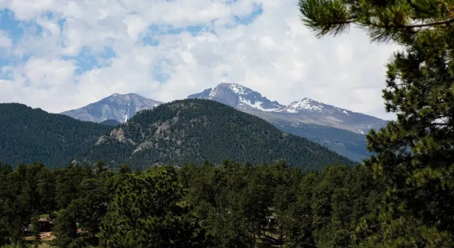Коттедж Charming Estes Park Cabin w/ 2 Private Patios!