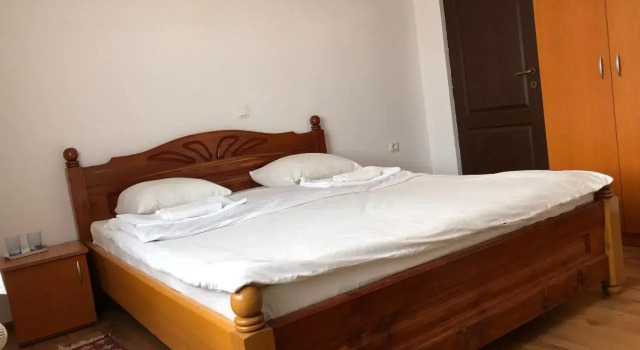 Pensiunea Magnolia, Varaa Hotelli Hotellit Carpathians - Romania uima-altaalla, Uima-allas