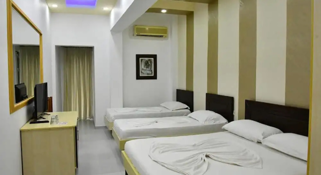 Четырёхместный номер Standard с балконом Elite Hotel