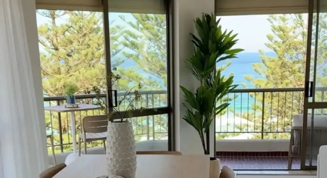 Апартаменты Absolute Burleigh Beachfront - Stylish 2BR Oceanview Stay
