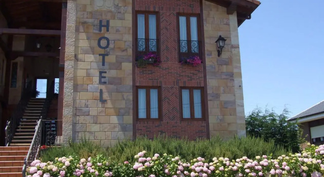 Hotel y Apartamentos Sur de la Bahía, Varaa Hotelli Marina de Cudeyo 