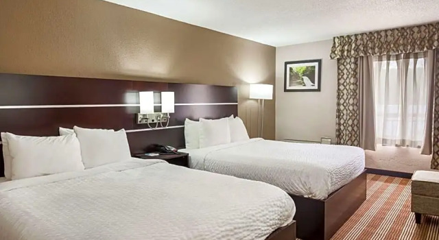 Четырёхместный номер Deluxe с балконом Pocono Inn & Banquet - Stroudsburg